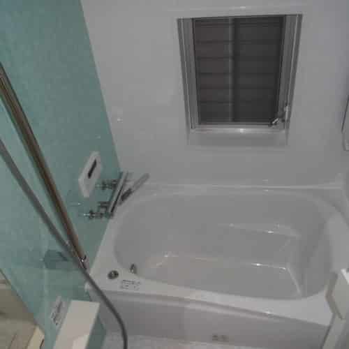 新しくなって真っ白ピカピカになったルーバー窓と湯舟