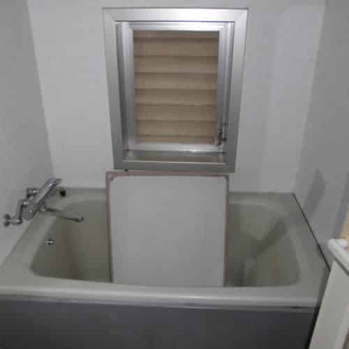 長年の使用でルーバー窓と湯舟がくすんだ色になってしまっている