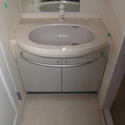 洗面化粧台は全体的に年季が入っているのが分かる