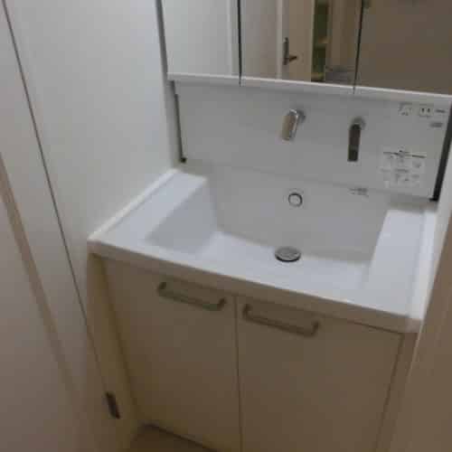 蛇口もスマートになり、鏡裏収納も付いた機能的な洗面化粧台に交換