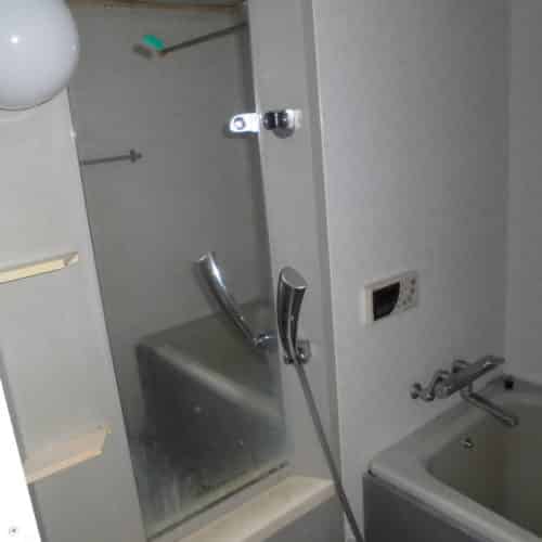 水垢がこびりついた鏡