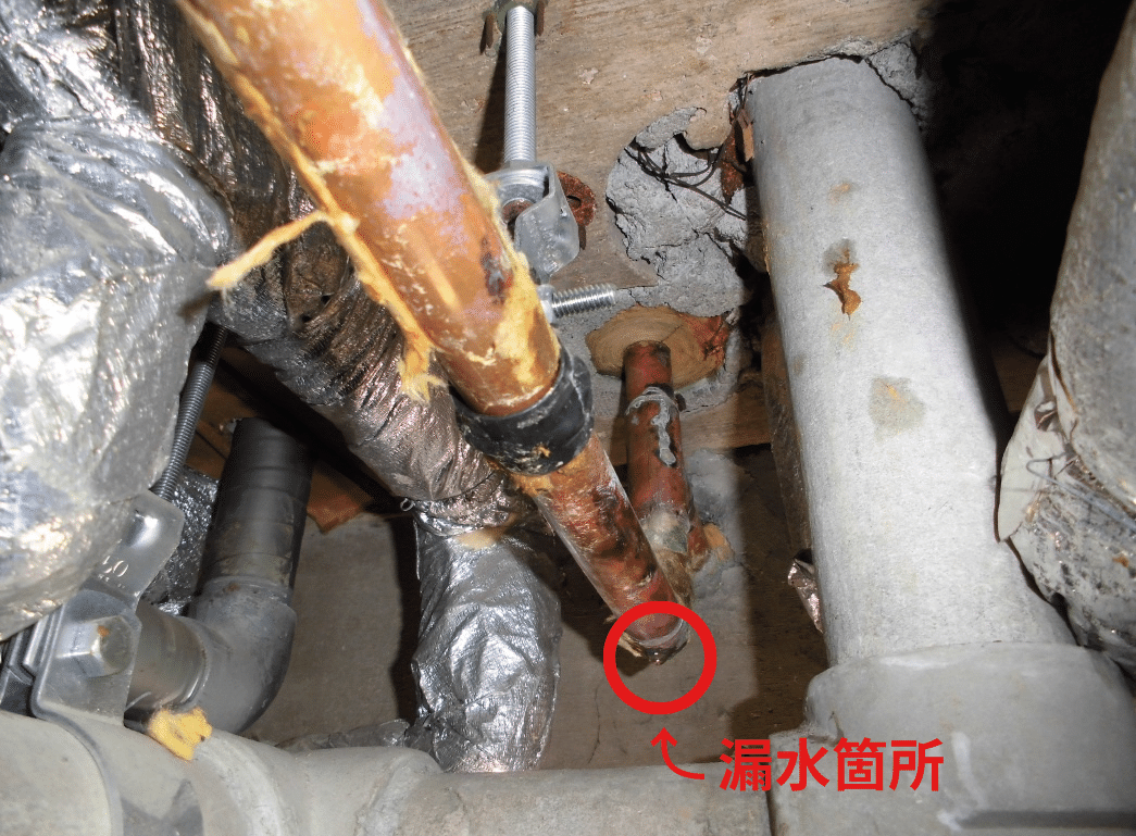 給湯管の継手部分から水が滴り落ちている