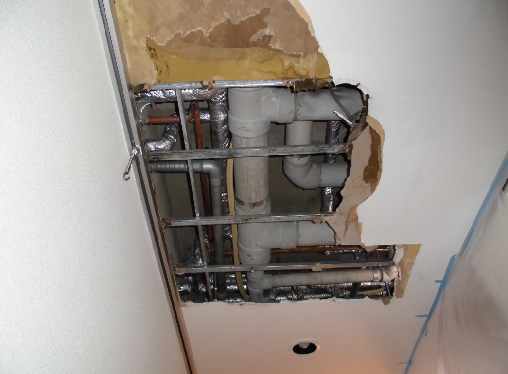 天井一部分を剥がして、配管丸見え