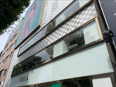 更新工事をするビル