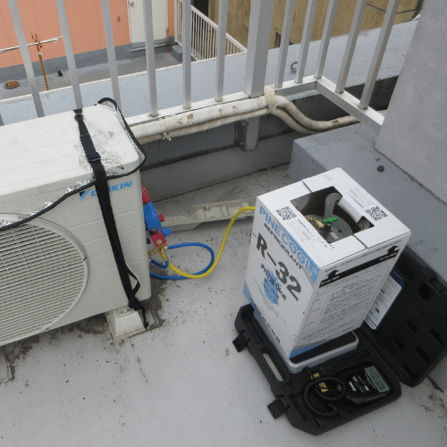 冷媒ガス補充中