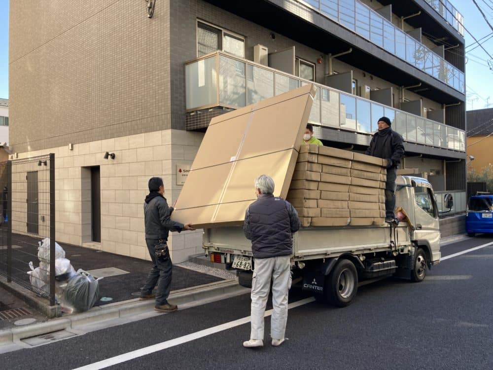 フェンスの積み下ろし中