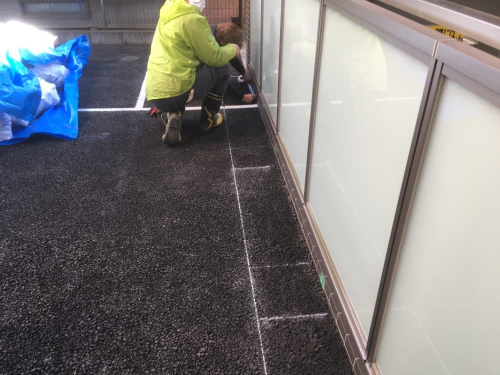 丁寧に墨出し中