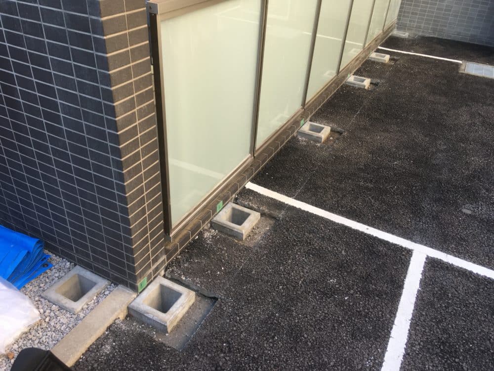 穴と基礎コンクリートの間にモルタルを充填