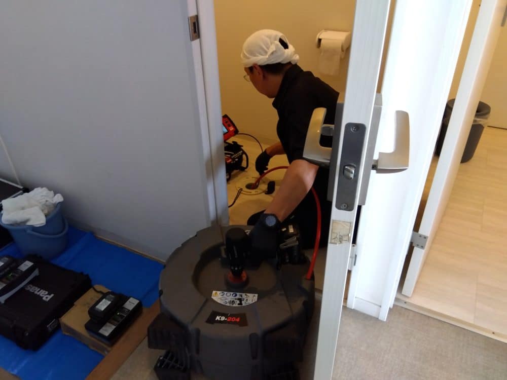 管内検査カメラで内部を見ながらドレンクリーナーで尿石を粉砕