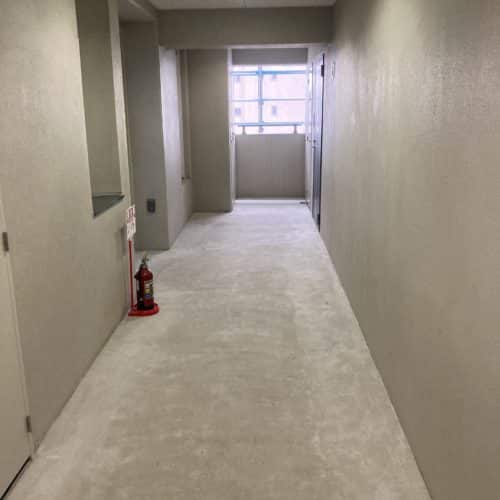 下処理が終わり滑らかな床に。ここからシートを貼っていきます！