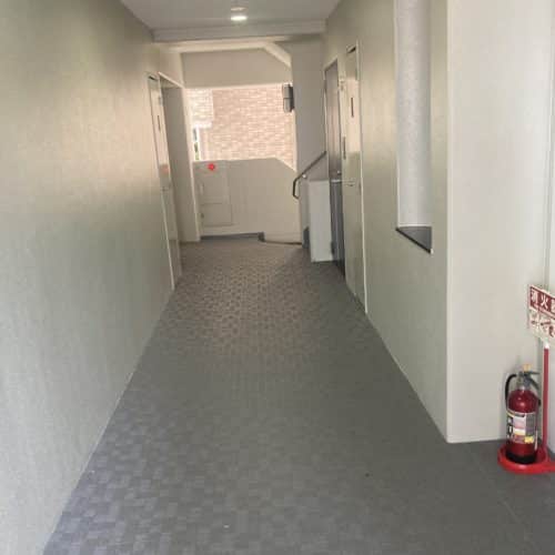 別場所の廊下も綺麗に貼り替えられてます！