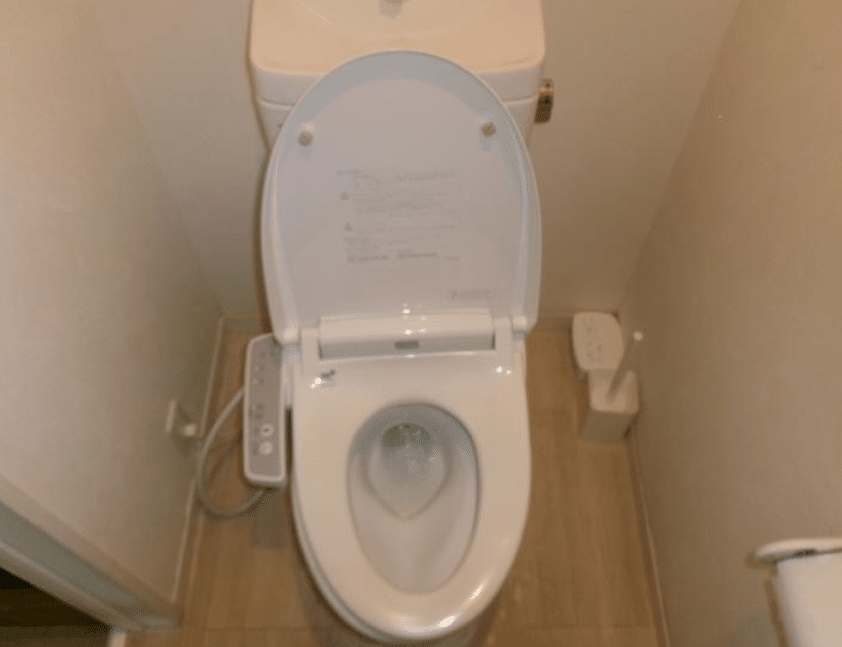 詰まりを起こしているトイレ