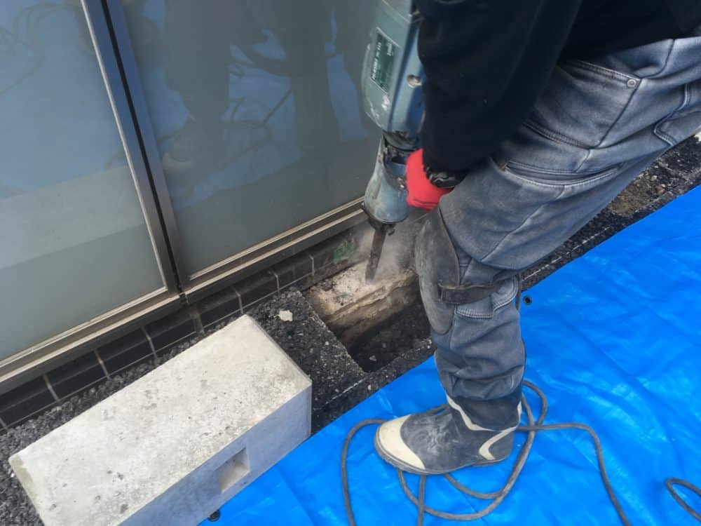 アスファルト斫り作業中