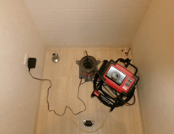 便器を外して内視鏡カメラを入れます