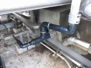 新しい配管に交換作業中の画像