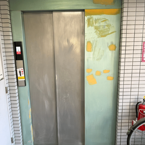 下地処理が終わったエレベーターの画像