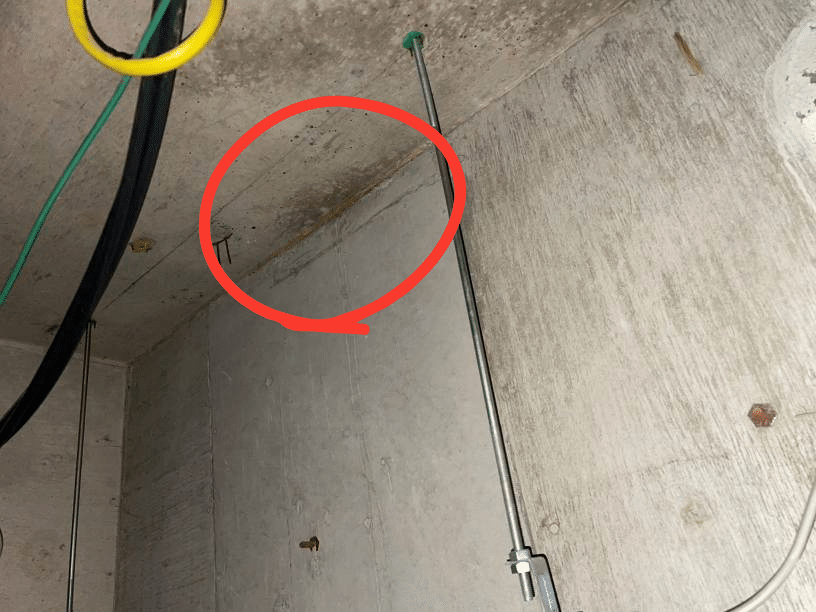 漏水している天井スラブの画像