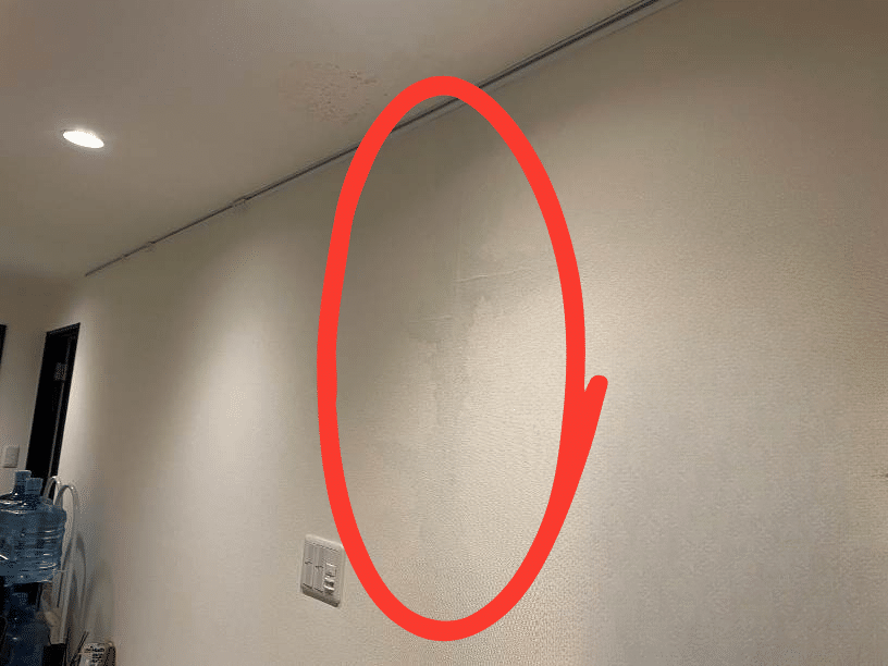 水を吸って膨らんだ壁紙の画像