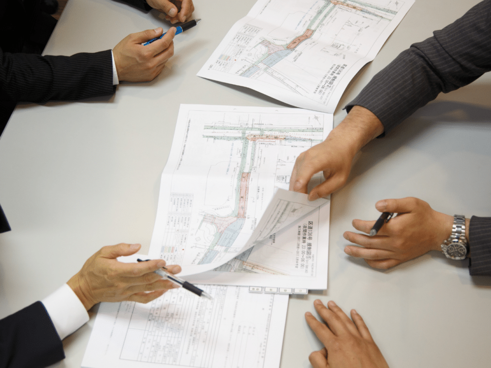 資料を整理している画像