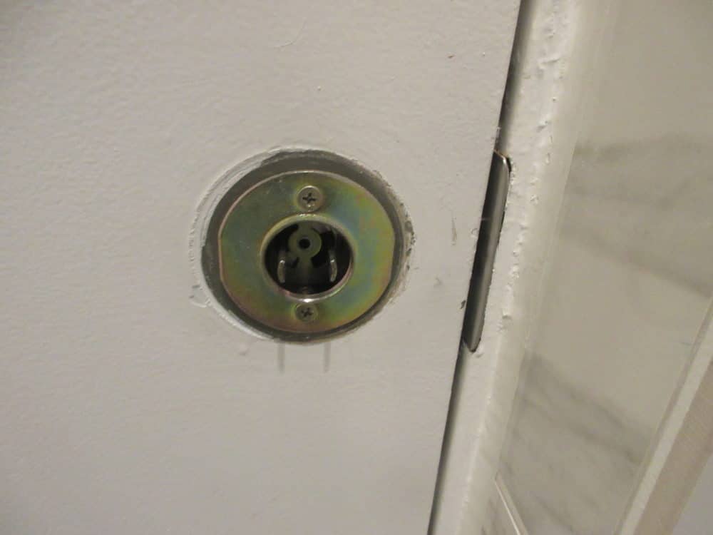 ドアノブが外れた扉の画像