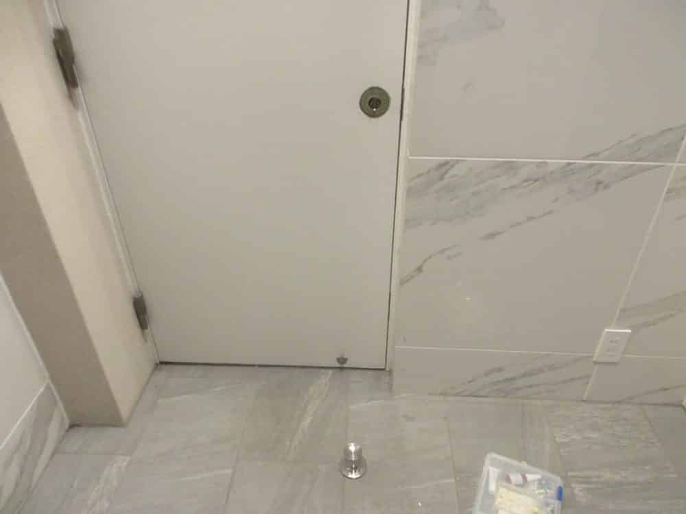 ドアノブが取れて床に落ちている画像