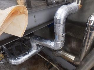 保温材が巻かれた給水管の画像