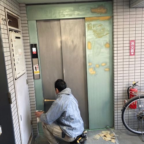 プライマー塗布作業中の画像