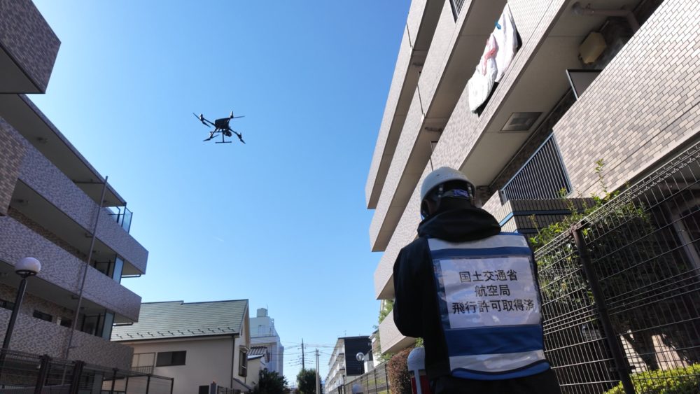 ドローンを飛ばしている画像