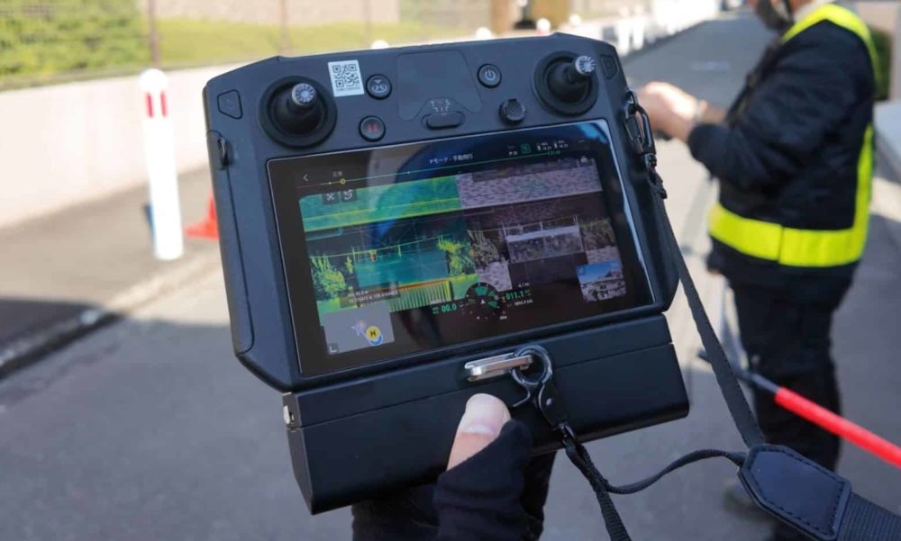 赤外線映像を見ている人の画像