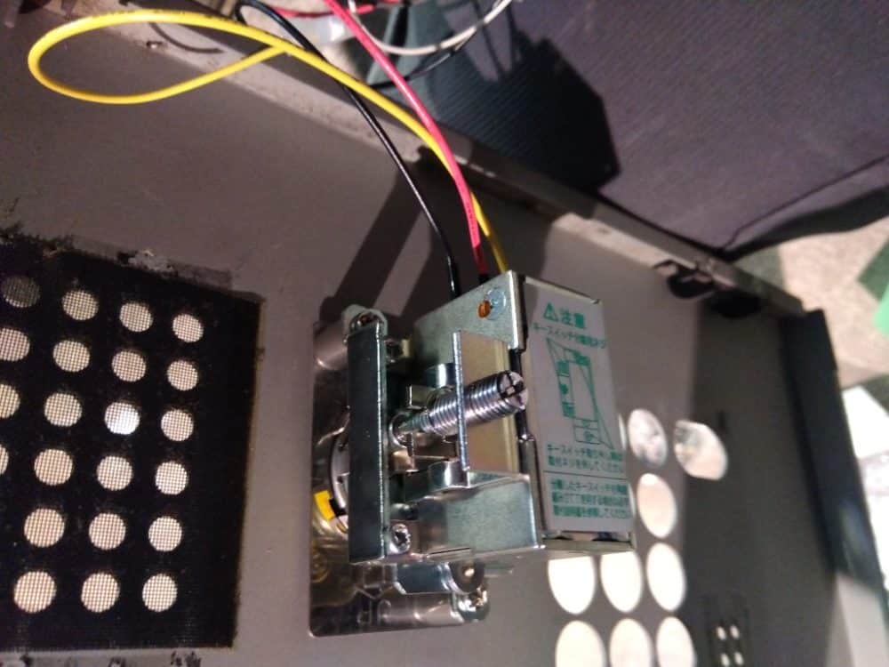 新しいキースイッチを取り付けている画像