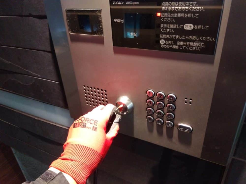 キースイッチの操作確認をしている画像