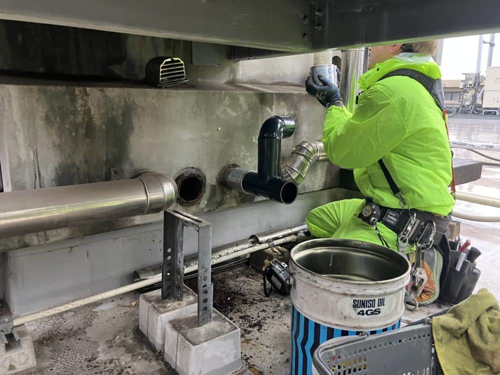 新しい配管に交換作業中の画像