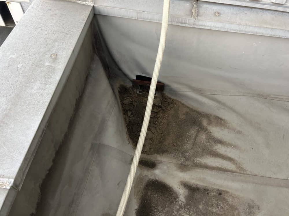 防水シートが浮いている画像