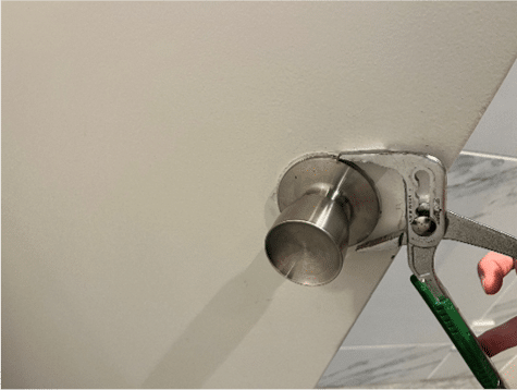 工具を使って丸座を増し締めしている画像