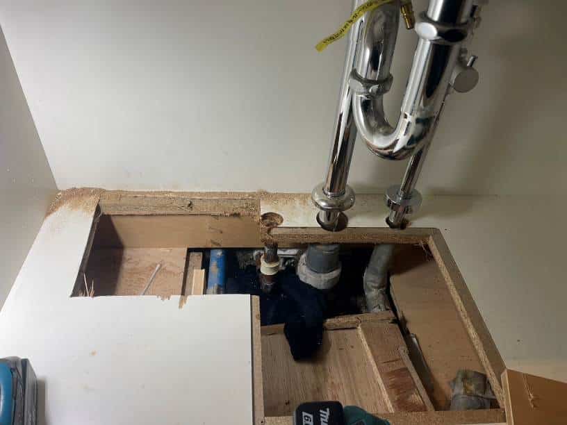 給水管の交換のために、床下をさらに開口した画像