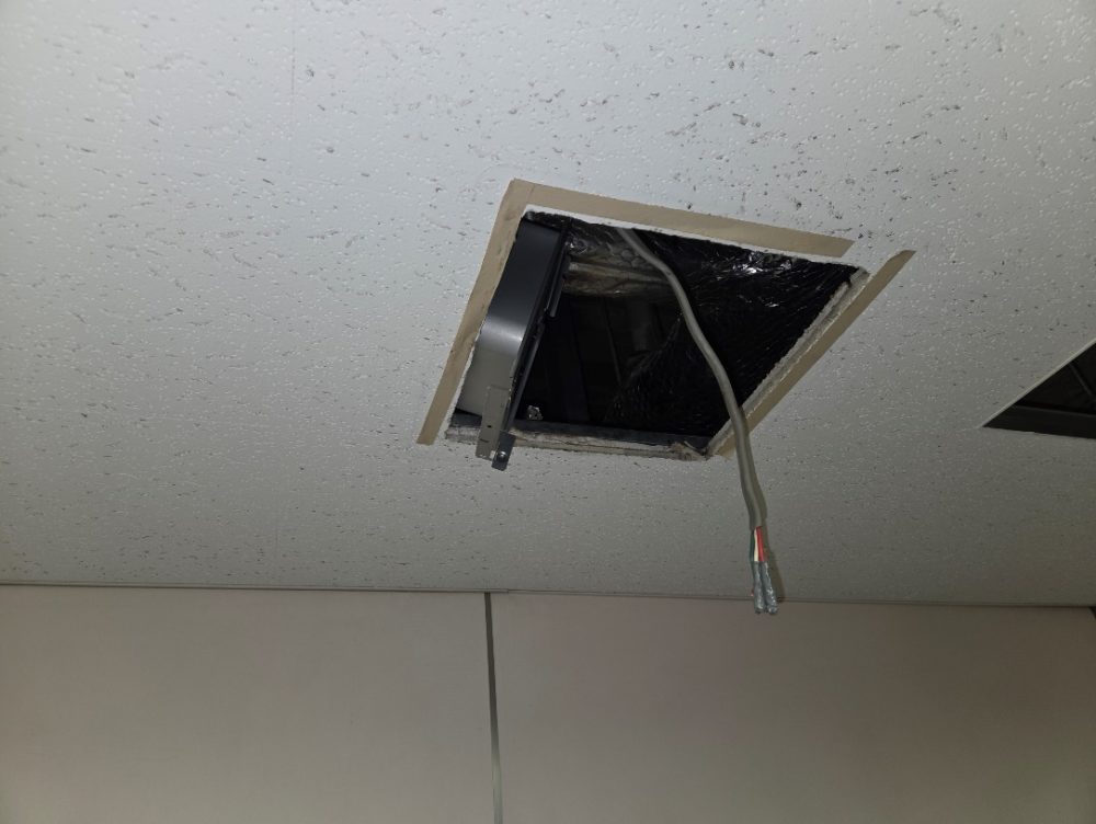 既存換気扇が取り外された画像