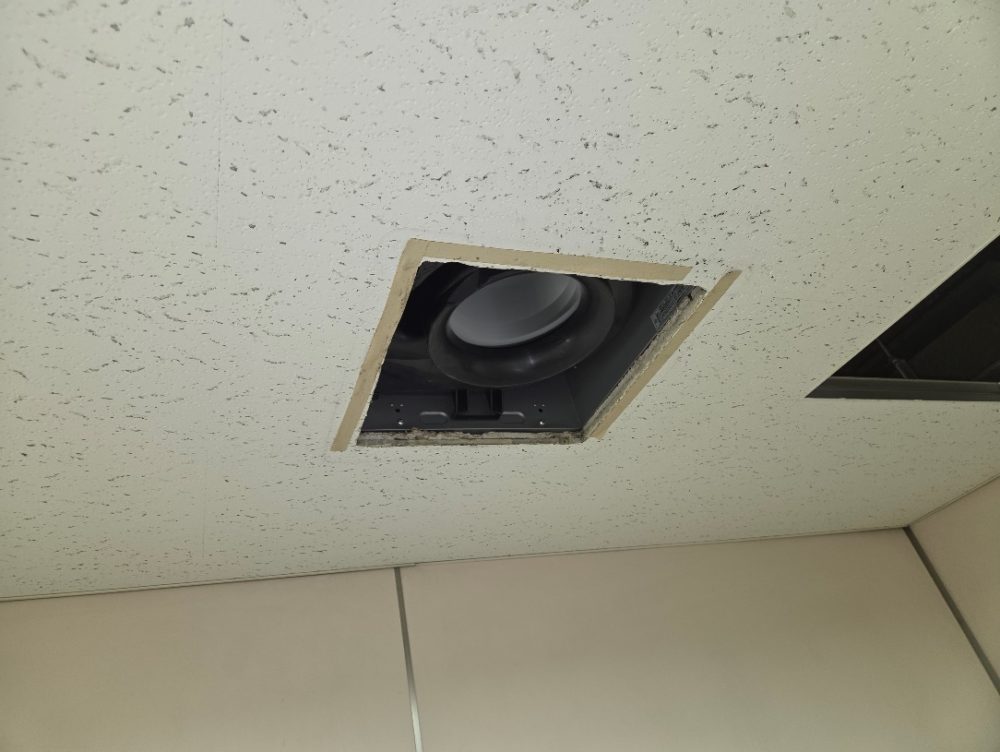 新しい換気扇を設置している画像