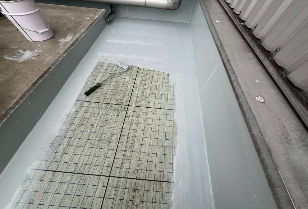 ウレタン防水の一層目を塗っているときの画像