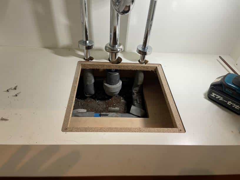 漏水位置の真上と思われる床下を開口している画像