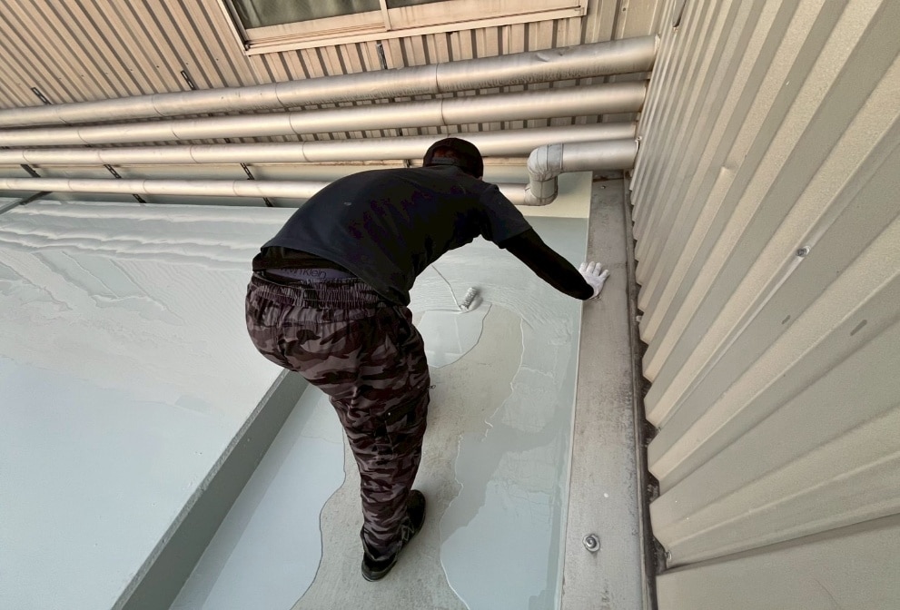 ウレタン防水2層目を塗っているときの画像